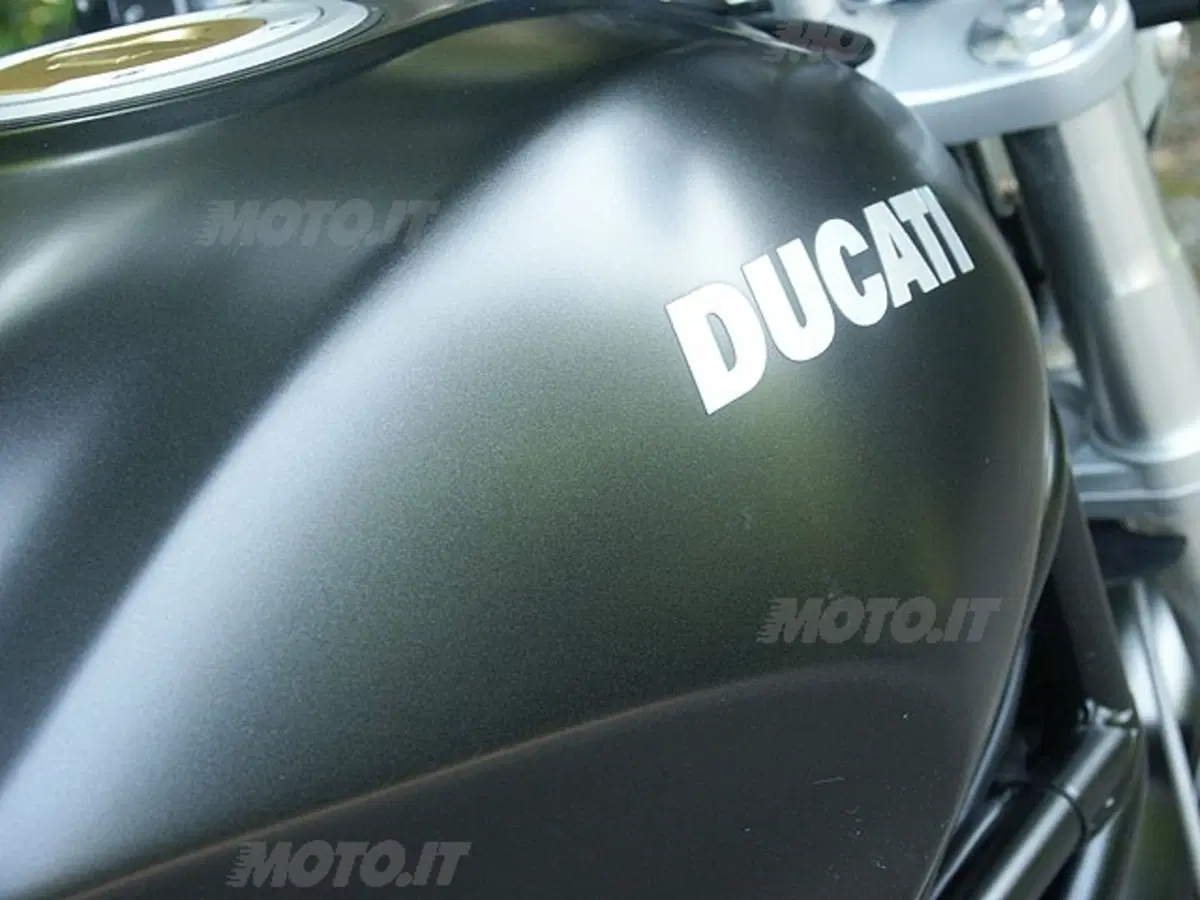 MOTO GUZZI V11 Cafè Sport vs DUCATI Monster 1000 Dark i.e. (27)