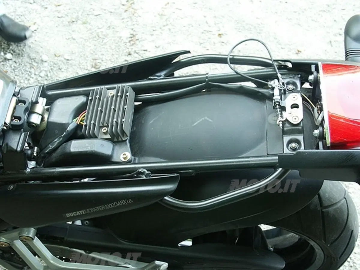 MOTO GUZZI V11 Cafè Sport vs DUCATI Monster 1000 Dark i.e. (29)