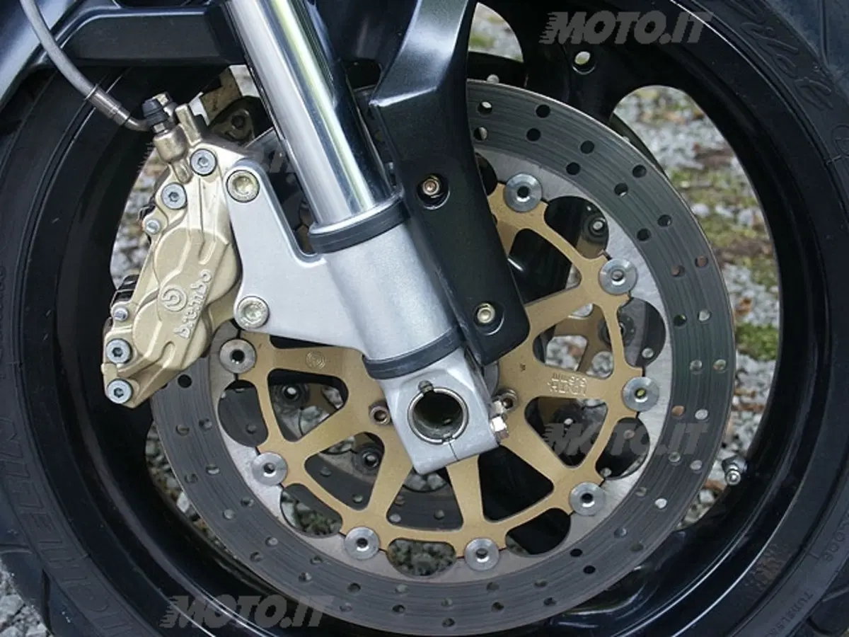 MOTO GUZZI V11 Cafè Sport vs DUCATI Monster 1000 Dark i.e. (30)