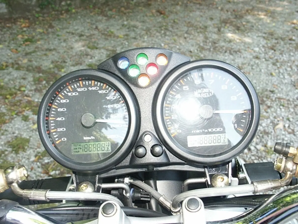 MOTO GUZZI V11 Cafè Sport vs DUCATI Monster 1000 Dark i.e. (31)