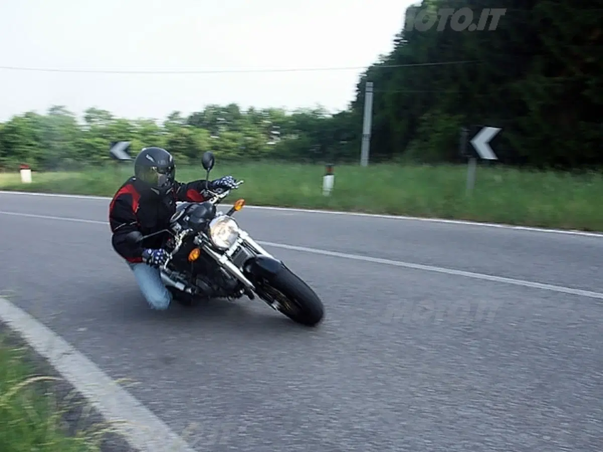 MOTO GUZZI V11 Cafè Sport vs DUCATI Monster 1000 Dark i.e. (32)