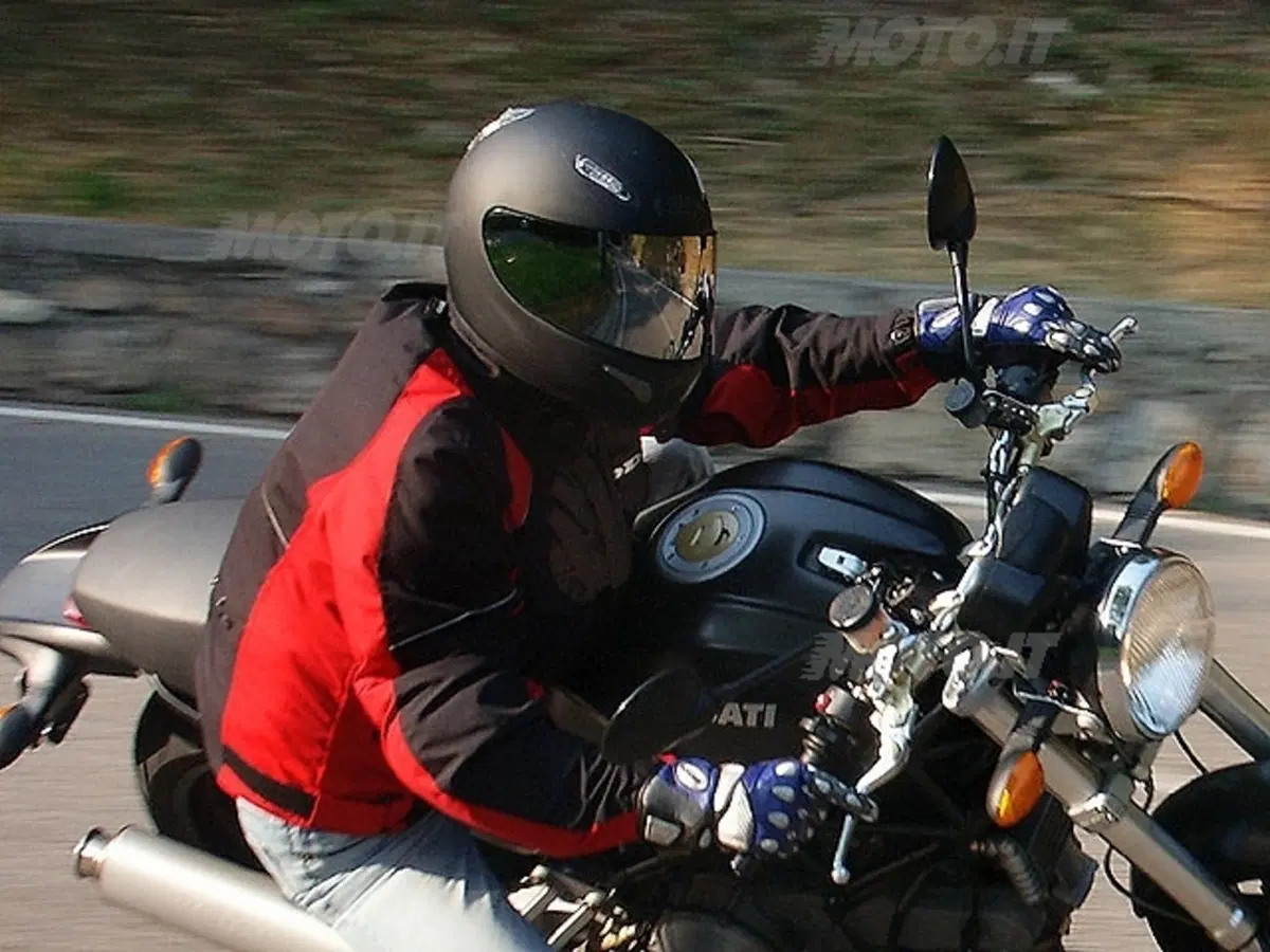 MOTO GUZZI V11 Cafè Sport vs DUCATI Monster 1000 Dark i.e. (33)