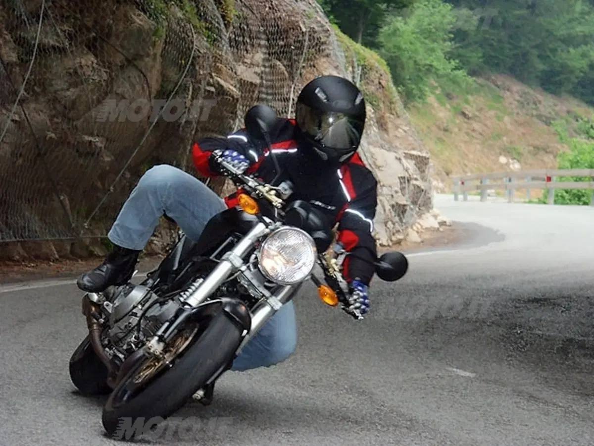 MOTO GUZZI V11 Cafè Sport vs DUCATI Monster 1000 Dark i.e. (34)