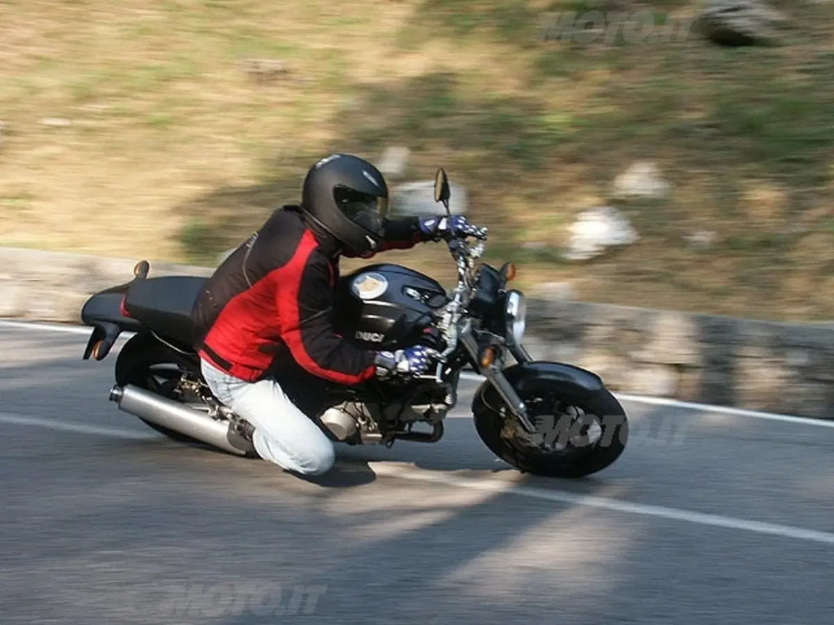 MOTO GUZZI V11 Cafè Sport vs DUCATI Monster 1000 Dark i.e. (35)
