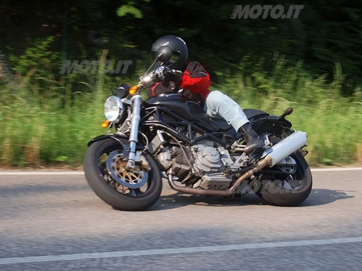 MOTO GUZZI V11 Cafè Sport vs DUCATI Monster 1000 Dark i.e. (36)