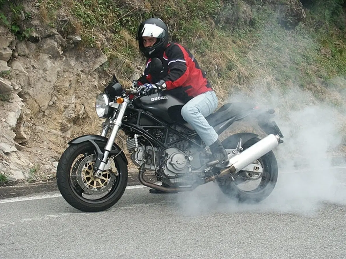 MOTO GUZZI V11 Cafè Sport vs DUCATI Monster 1000 Dark i.e. (37)
