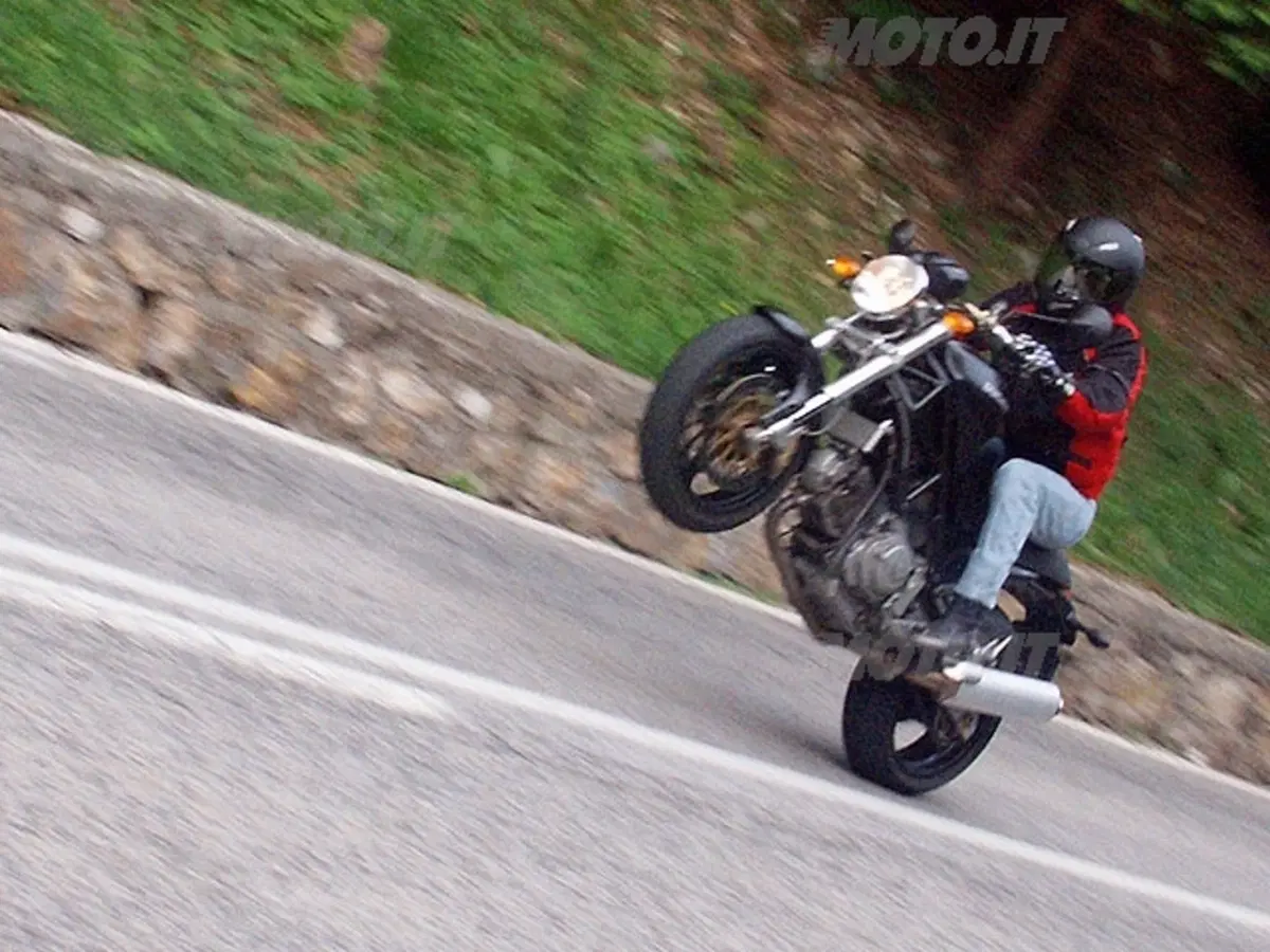 MOTO GUZZI V11 Cafè Sport vs DUCATI Monster 1000 Dark i.e. (38)