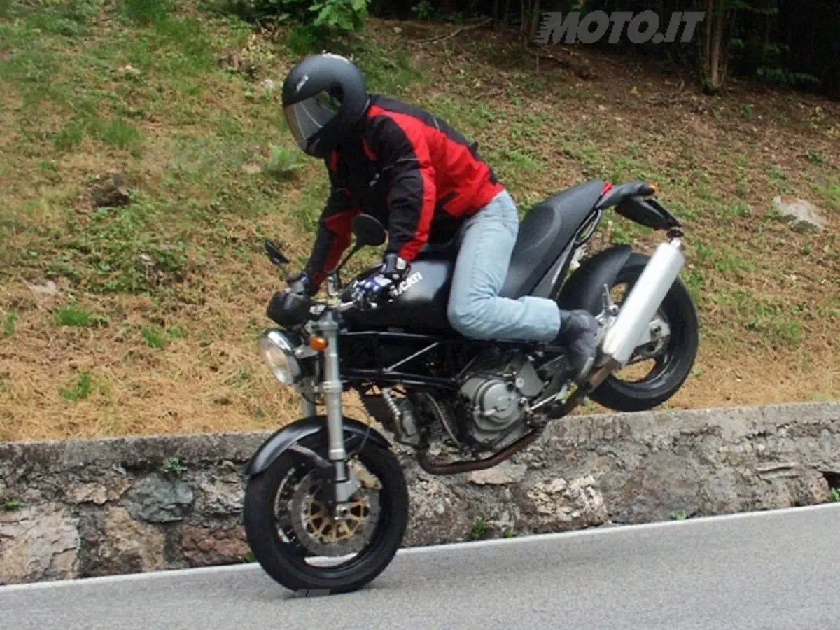 MOTO GUZZI V11 Cafè Sport vs DUCATI Monster 1000 Dark i.e. (39)
