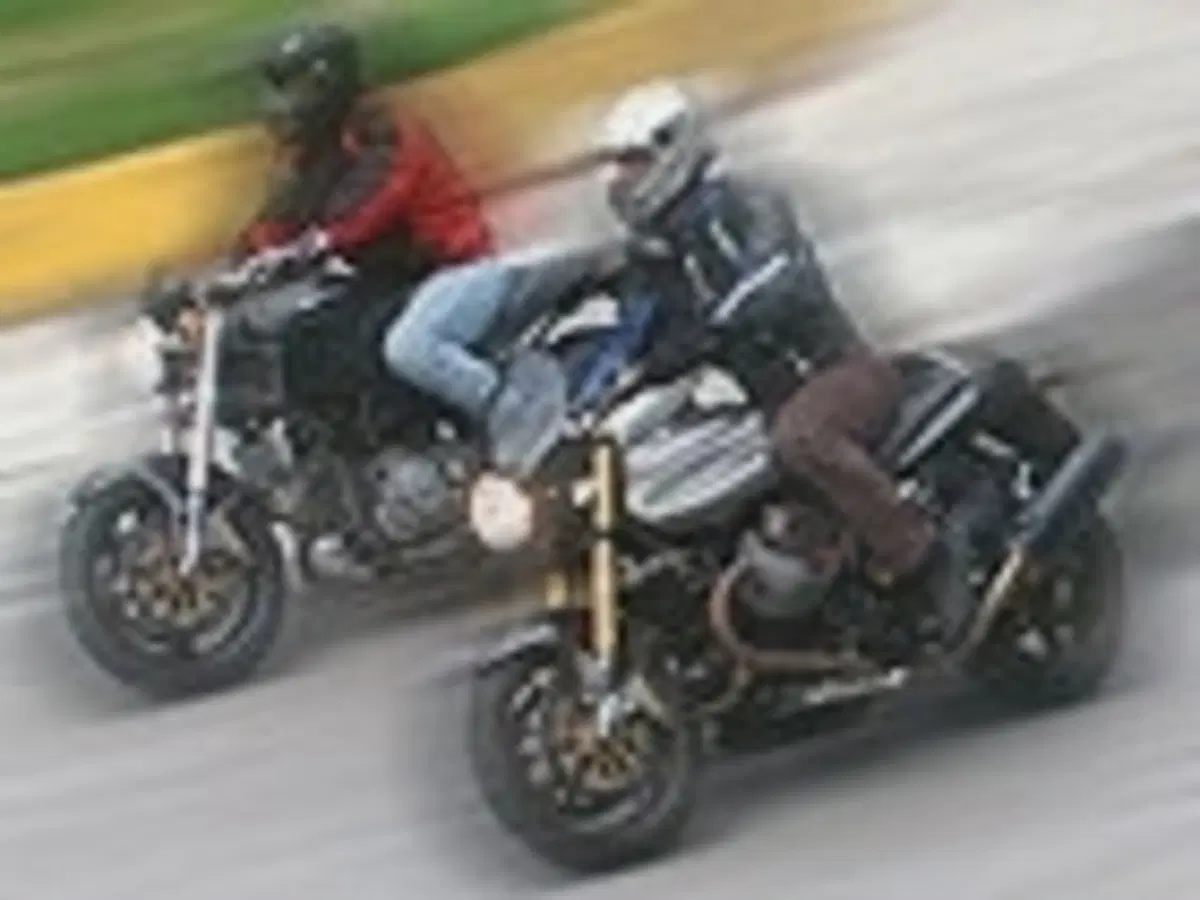 MOTO GUZZI V11 Cafè Sport vs DUCATI Monster 1000 Dark i.e. (40)