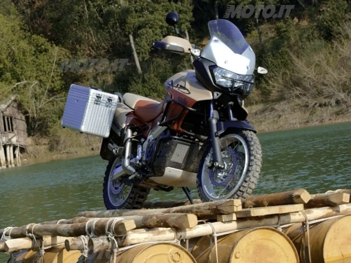 APRILIA Caponord Rally Raid e Pegaso Tuscany - Tibet (2)