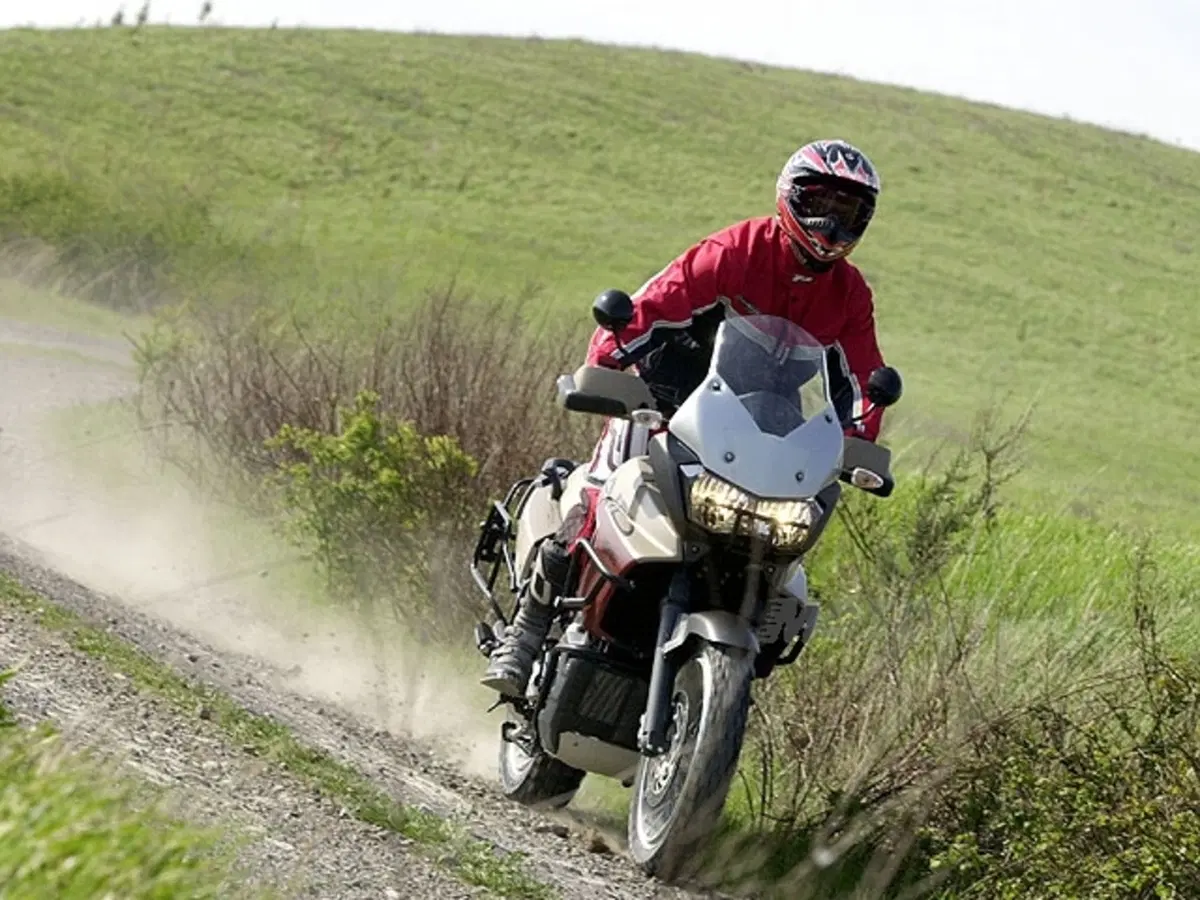 APRILIA Caponord Rally Raid e Pegaso Tuscany - Tibet (5)