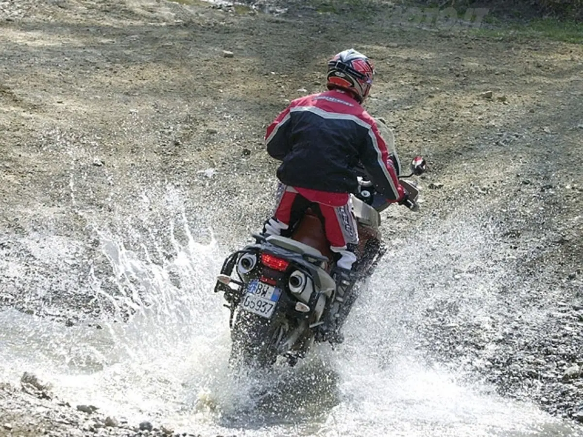 APRILIA Caponord Rally Raid e Pegaso Tuscany - Tibet (10)