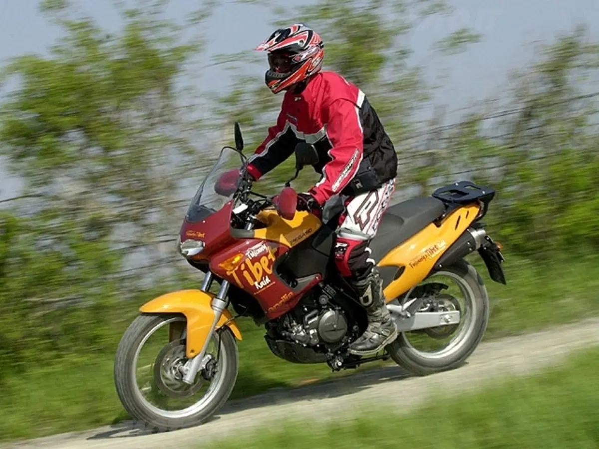APRILIA Caponord Rally Raid e Pegaso Tuscany - Tibet (14)