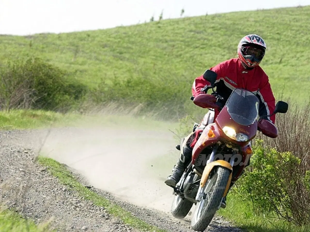 APRILIA Caponord Rally Raid e Pegaso Tuscany - Tibet (15)