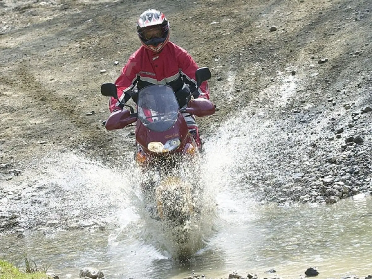 APRILIA Caponord Rally Raid e Pegaso Tuscany - Tibet (17)