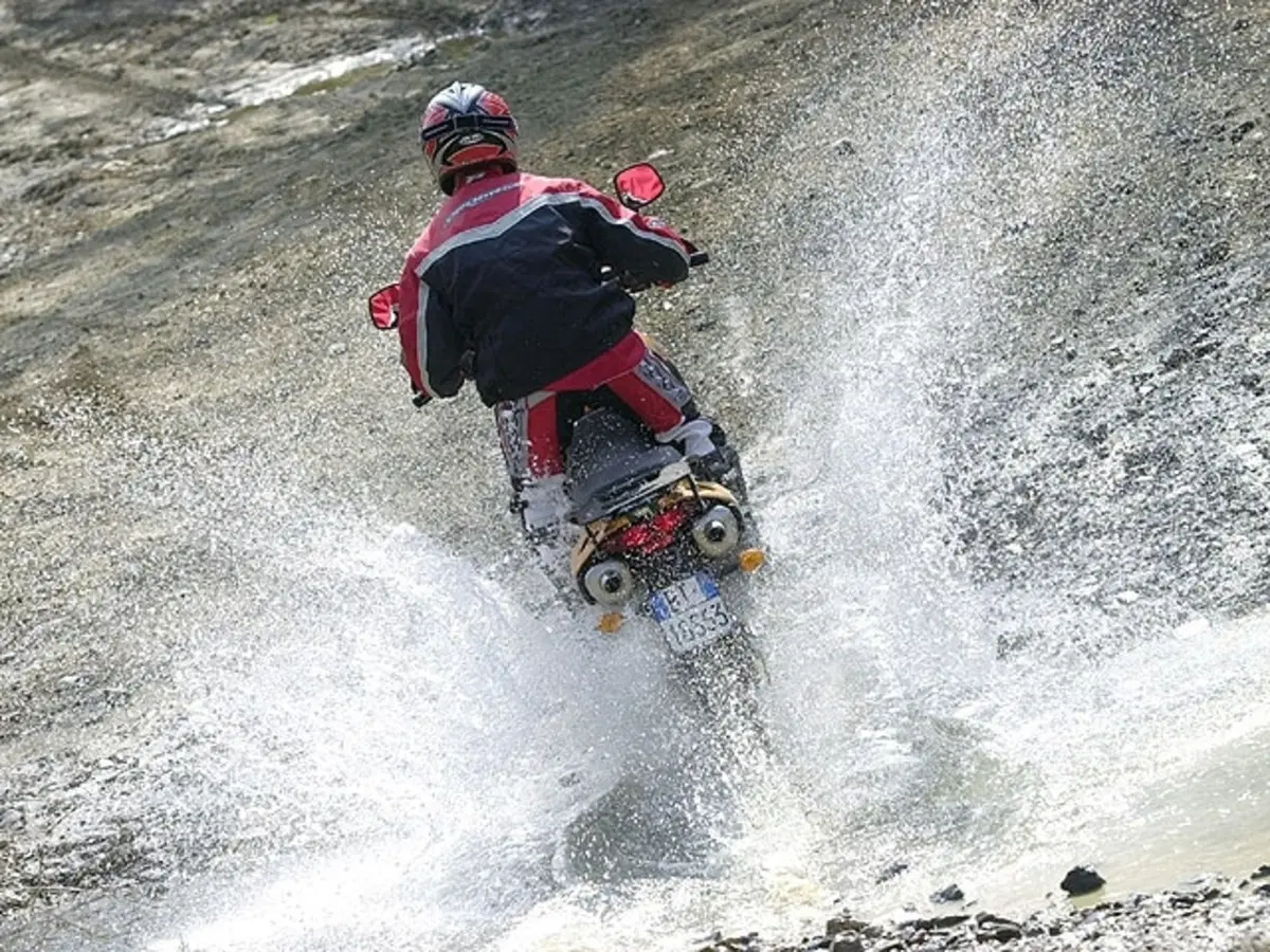 APRILIA Caponord Rally Raid e Pegaso Tuscany - Tibet (20)