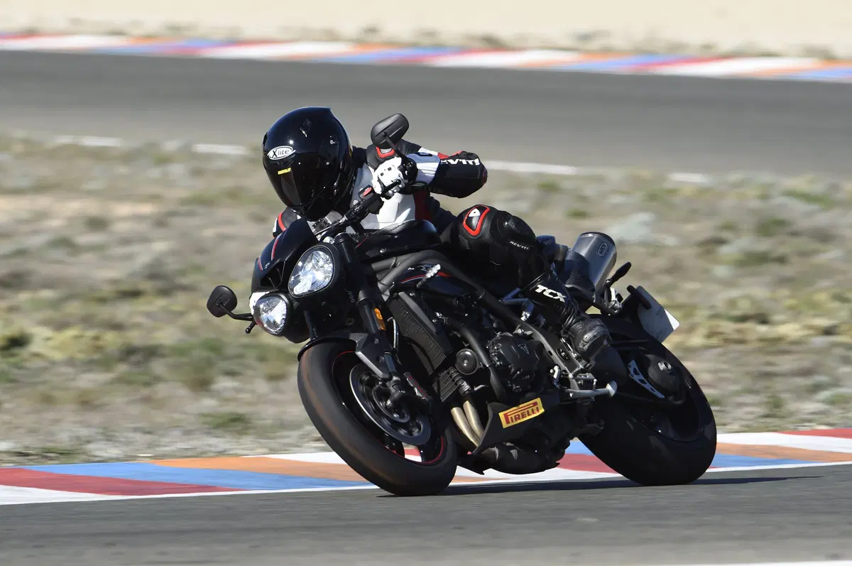 Le nuove Triumph Speed Triple R e RS 2018 (15)