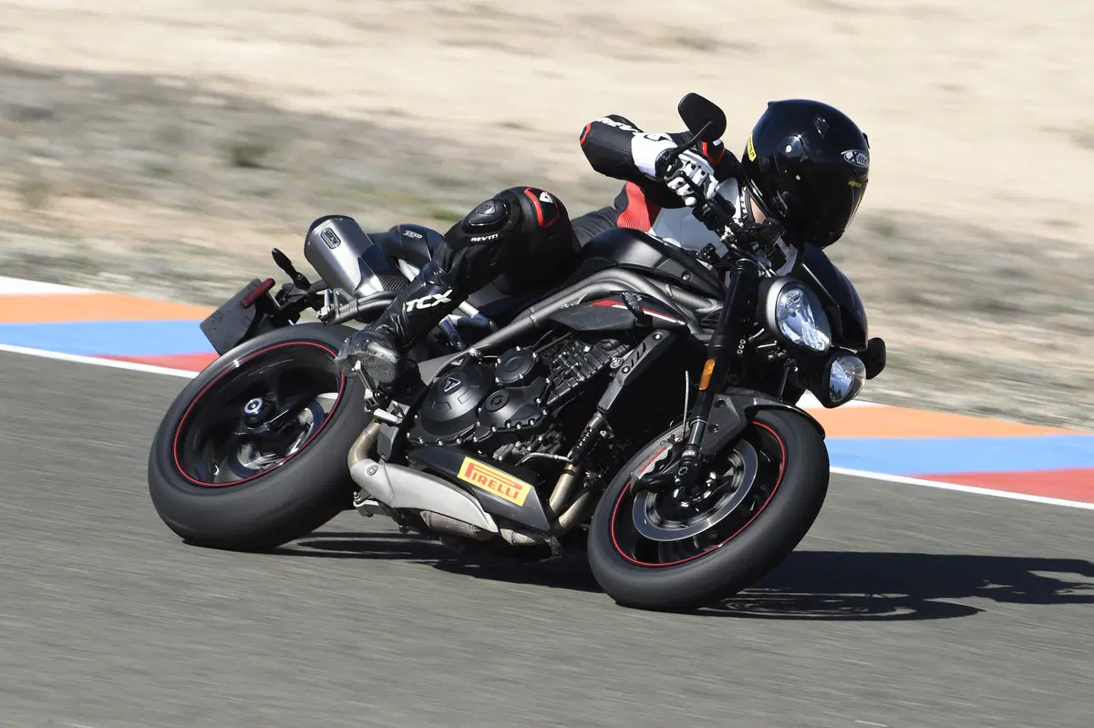 Le nuove Triumph Speed Triple R e RS 2018 (14)