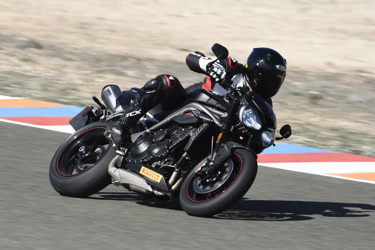 Le nuove Triumph Speed Triple R e RS 2018 (16)