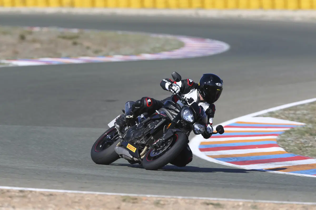 Le nuove Triumph Speed Triple R e RS 2018 (18)