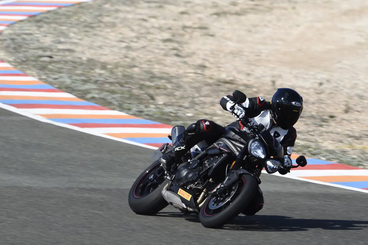 Le nuove Triumph Speed Triple R e RS 2018 (17)
