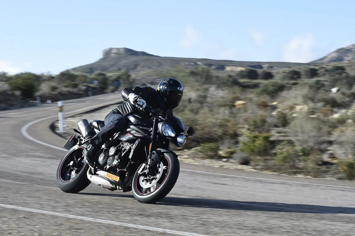 Le nuove Triumph Speed Triple R e RS 2018 (19)