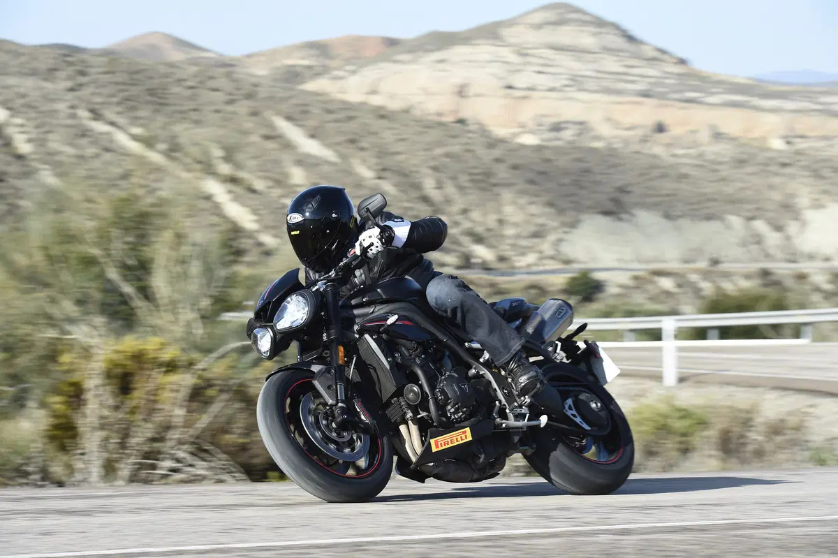 Le nuove Triumph Speed Triple R e RS 2018 (20)