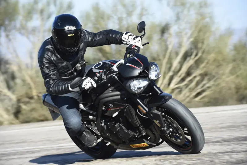 Il tre cilindri in linea di 1.050 cc &egrave; stato modificato in ben 105 componenti; risaltano l'aumento di una decina di cavalli di potenza (ora &egrave; di 150 cv a 10.500 giri) e della coppia massima (117 Nm a 7.150 giri)