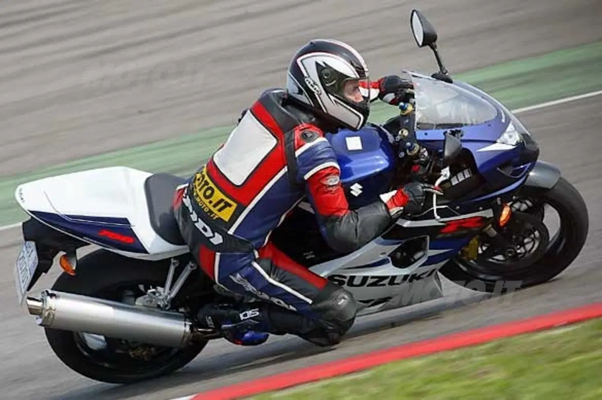 SUZUKI GSX-R 750 (6)