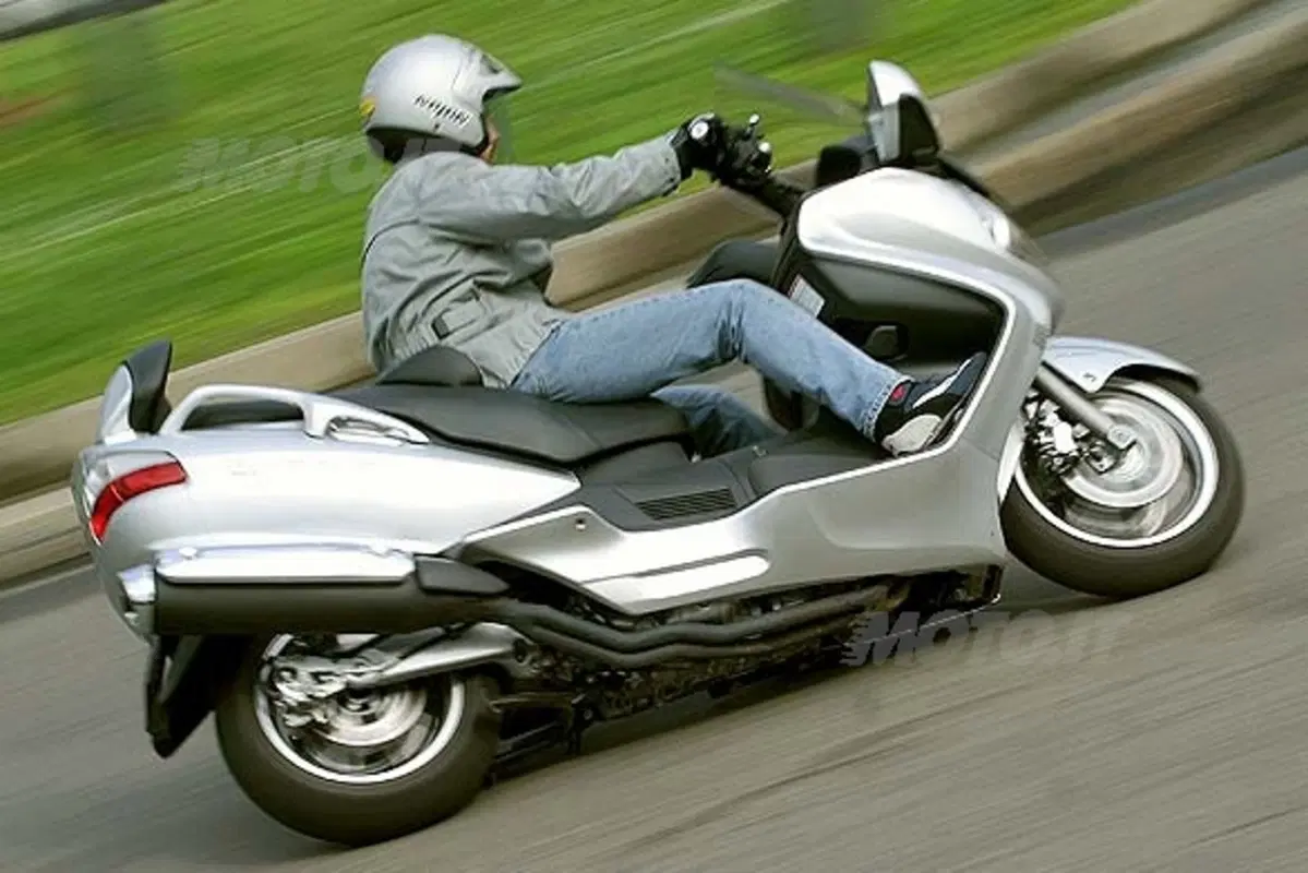 SUZUKI Burgman AN 650 Executive (2)