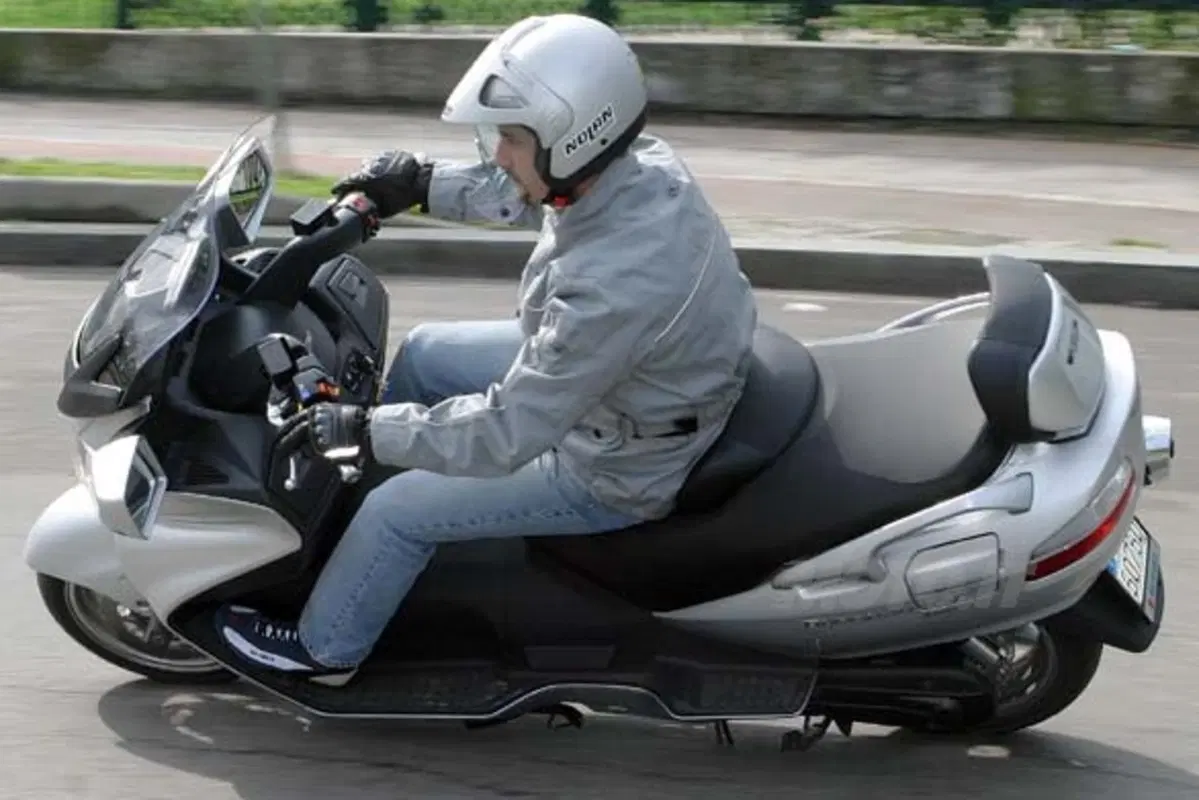 SUZUKI Burgman AN 650 Executive (4)