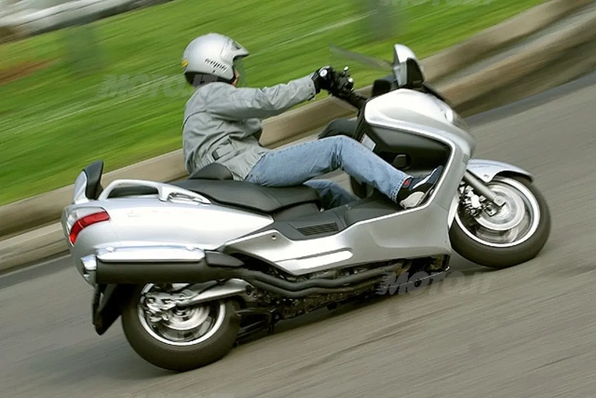 SUZUKI Burgman AN 650 Executive (15)