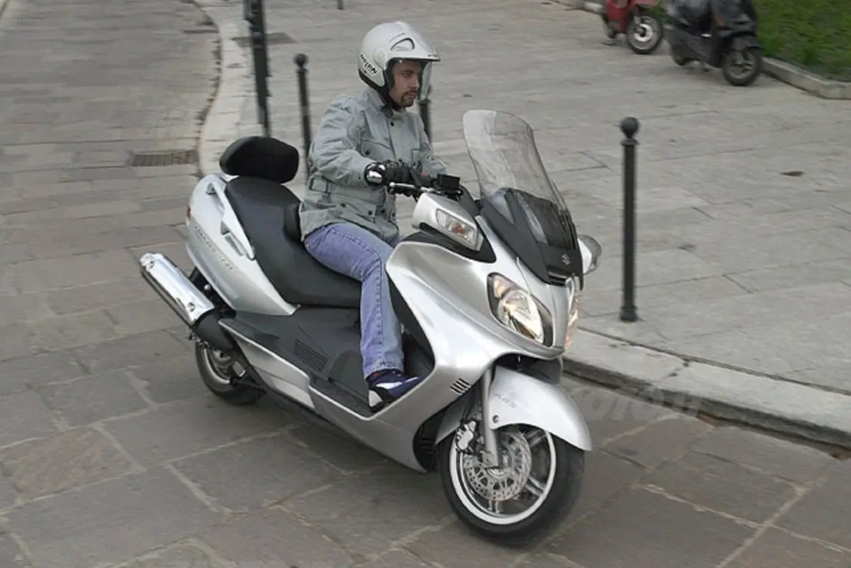 SUZUKI Burgman AN 650 Executive (20)