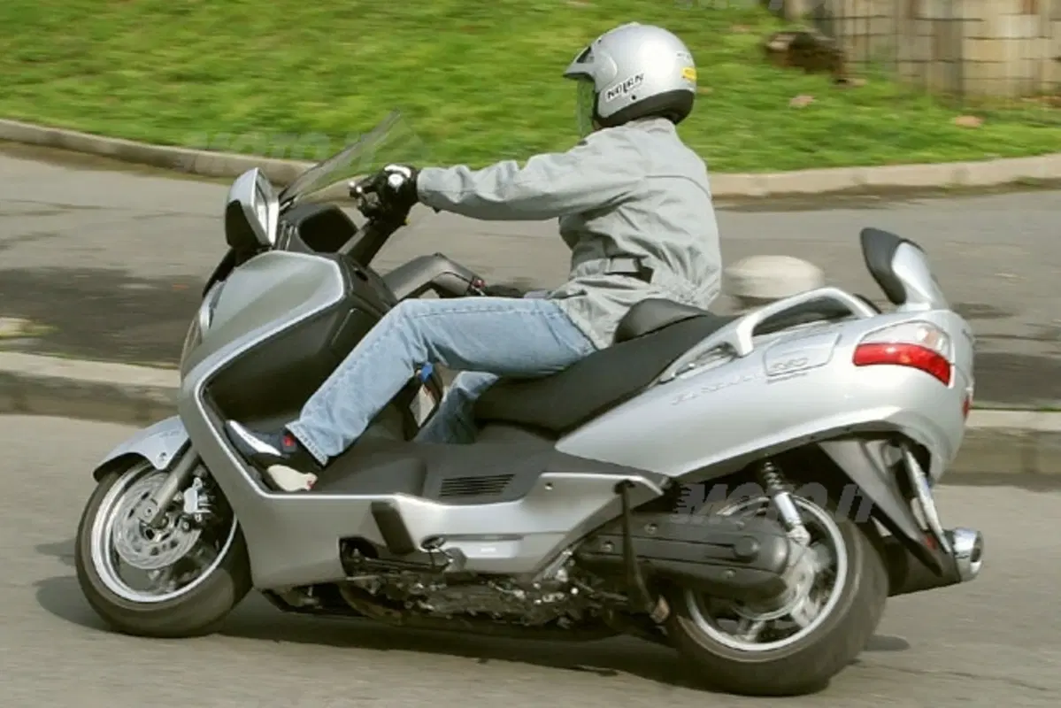 SUZUKI Burgman AN 650 Executive (21)