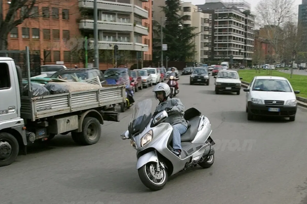 SUZUKI Burgman AN 650 Executive (23)