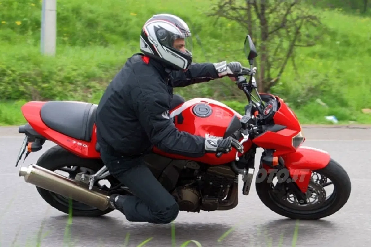 KAWASAKI Z 750 (18)