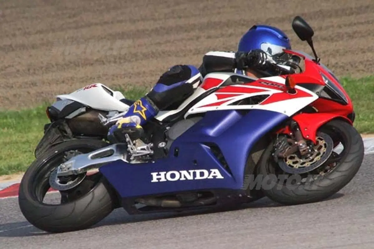 Honda CBR 1000 RR Fireblade e CBR 600 RR (8)