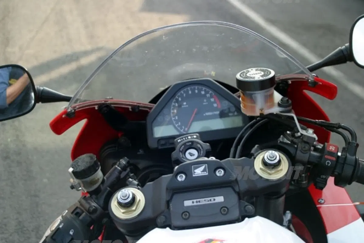 Honda CBR 1000 RR Fireblade e CBR 600 RR (12)