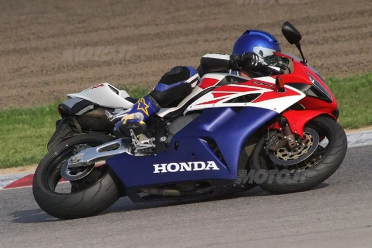 Honda CBR 1000 RR Fireblade e CBR 600 RR (15)