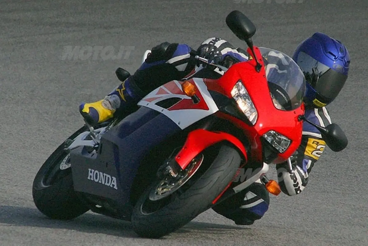 Honda CBR 1000 RR Fireblade e CBR 600 RR (17)