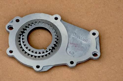 Nei grossi “mono” della casa di Arcore la lubrificazione è a carter umido, con olio che viene fatto circolare da una pompa a ingranaggio interno (soluzione unica per il settore moto) azionata direttamente dalla corona della trasmissione primaria