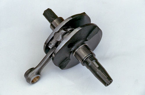 Nei motori Gilera (costruiti in versioni di 350, 500 e 560 cm3) l’albero a gomito è forgiato in un sol pezzo e lavora interamente su bronzine. Il cappello della biella viene fissato con due viti passanti