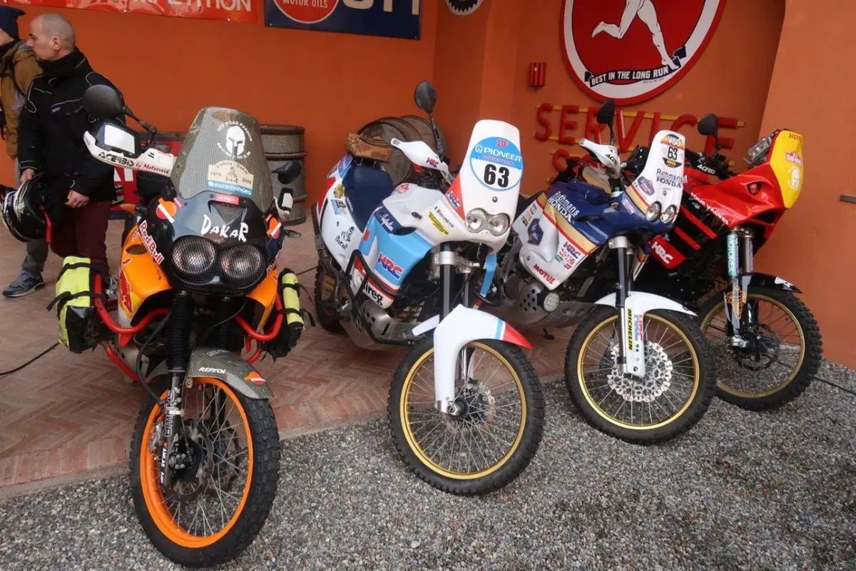 Le moto, i piloti e il ritorno al passato, una giornata immersi nella Dakar al Museo Fisogni