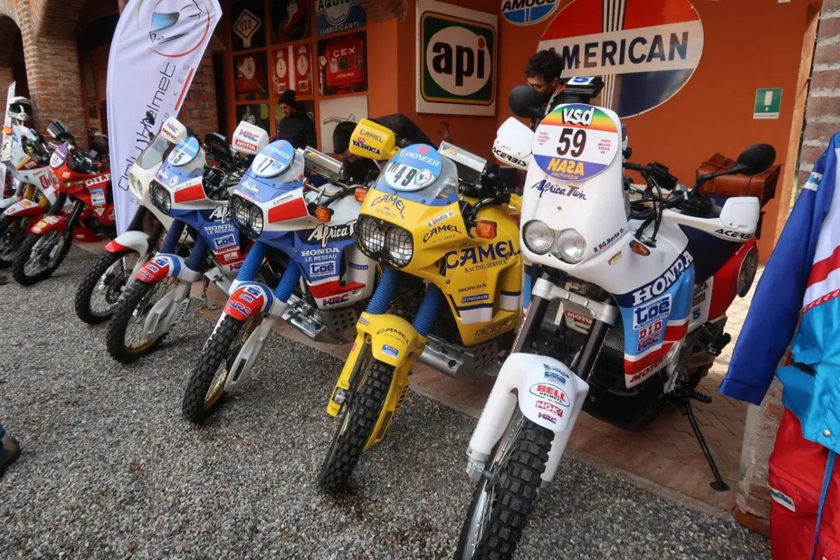 Le moto, i piloti e il ritorno al passato, una giornata immersi nella Dakar al Museo Fisogni (2)