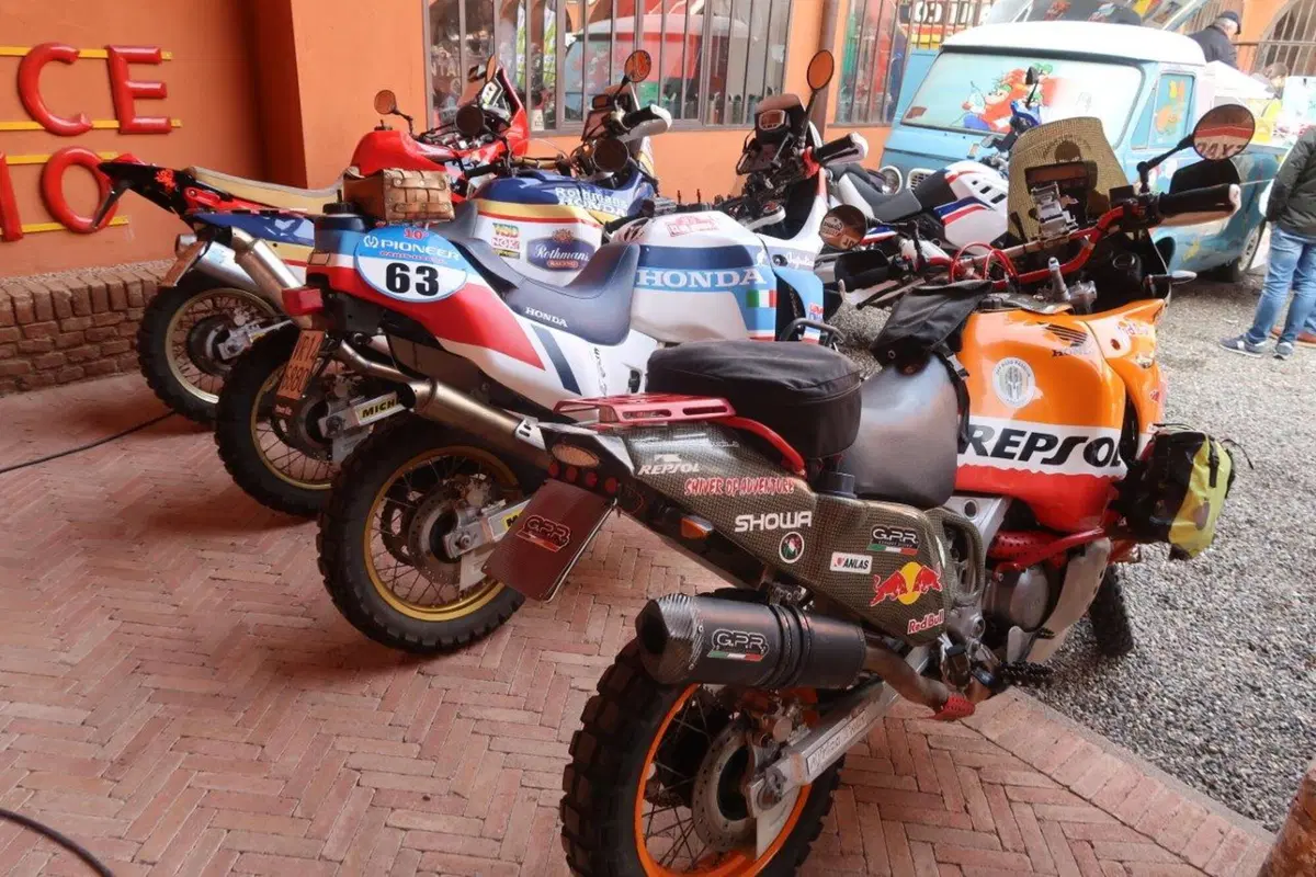 Le moto, i piloti e il ritorno al passato, una giornata immersi nella Dakar al Museo Fisogni (28)