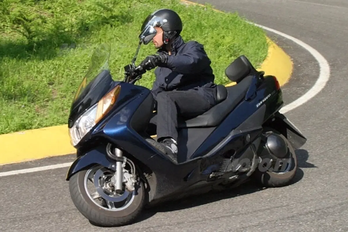 SUZUKI Burgman 400 i.e. (17)