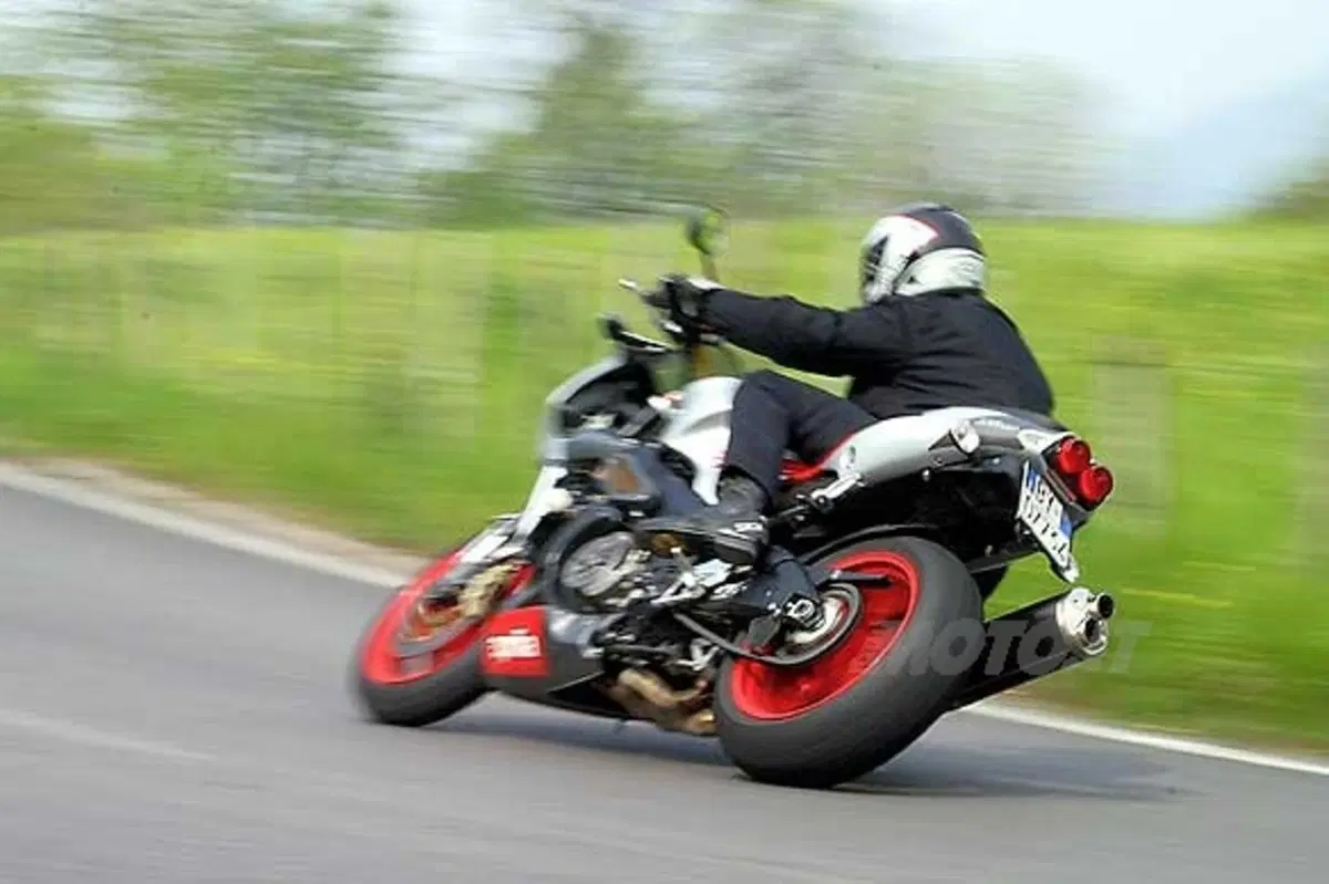 APRILIA Tuono 1000 R (4)