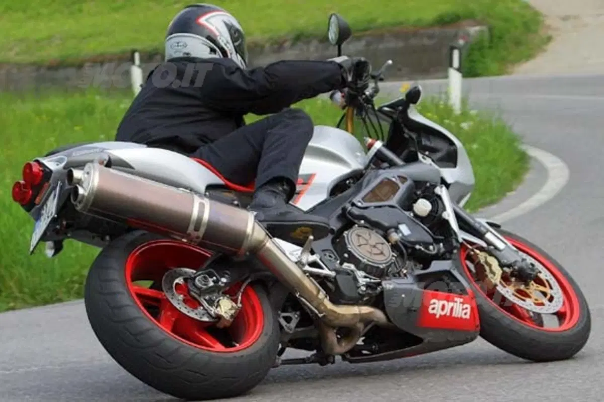 APRILIA Tuono 1000 R (6)