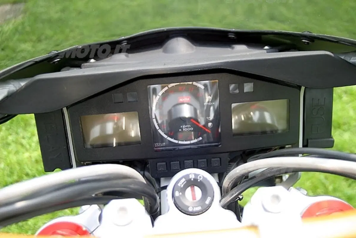 APRILIA Tuono 1000 R (14)