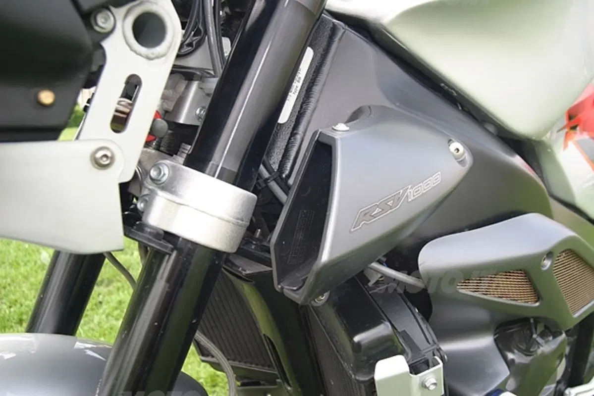 APRILIA Tuono 1000 R (16)